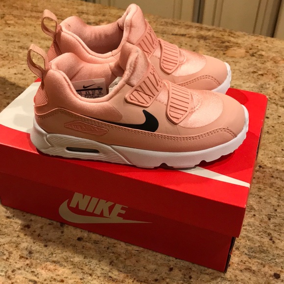 pale pink nike shoes